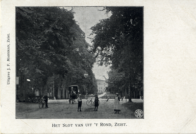 15881 Gezicht op 't Rond en in de Nassau Odijklaan met loofbomen te Zeist uit het noordoosten.